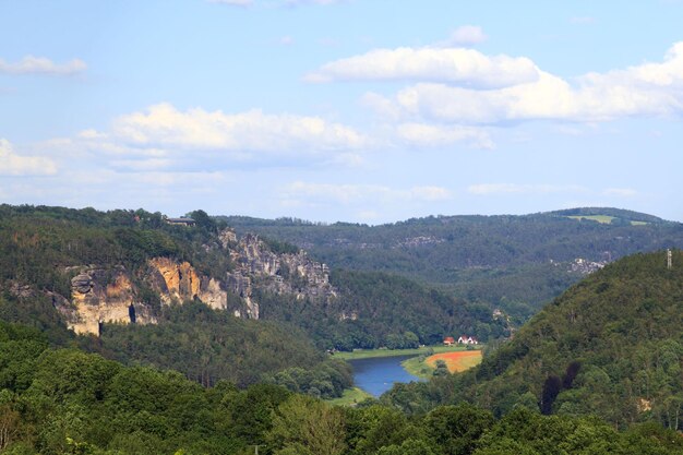 Zdjęcie sceniczny widok rzeki przez góry na tle nieba