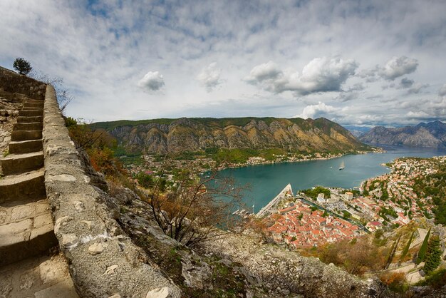 Zdjęcie sceniczny widok rzeki przez góry na tle nieba