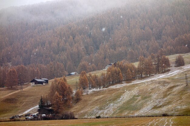 Zdjęcie sceniczny widok rzeki przez góry