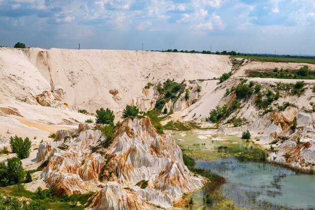 Zdjęcie sceniczny widok skał na brzegu na tle nieba