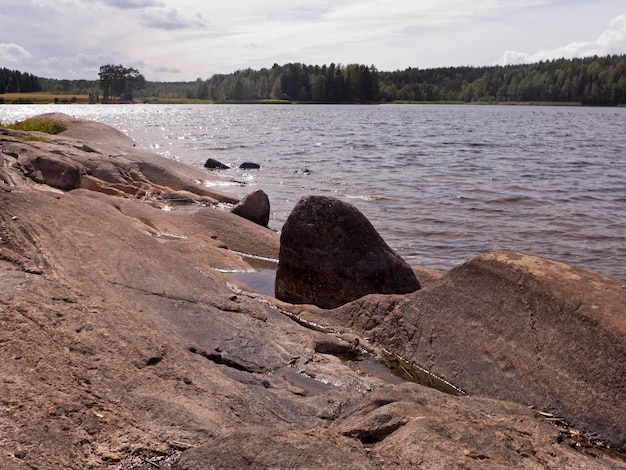 Zdjęcie sceniczny widok skał na plaży na tle nieba