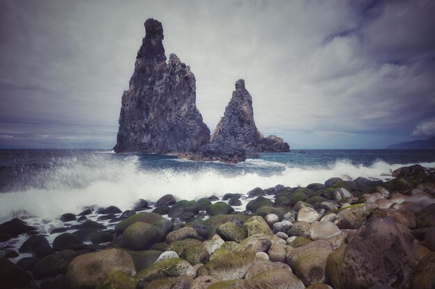 Zdjęcie sceniczny widok skał w morzu na tle nieba