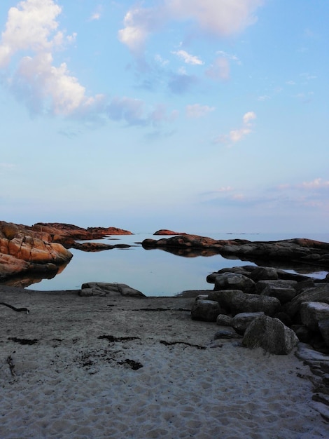 Sceniczny widok skalistego wybrzeża na plaży na tle nieba
