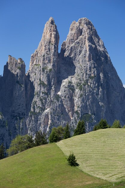 Zdjęcie sceniczny widok skalistych gór na jasnym niebie