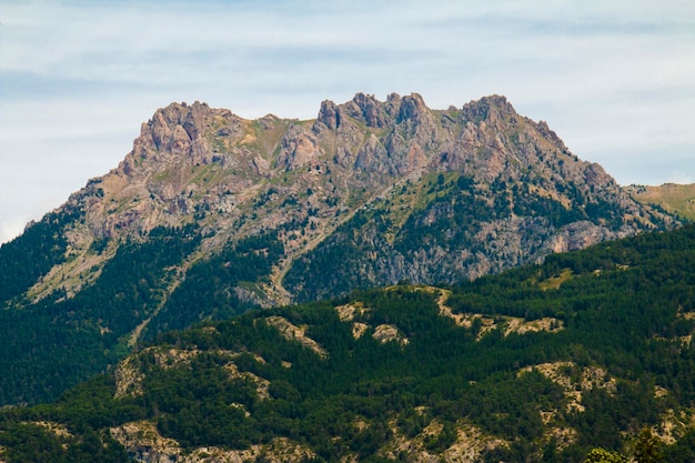 Sceniczny widok skalistych gór na tle nieba