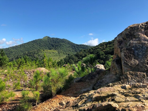 Zdjęcie sceniczny widok skalistych gór na tle nieba