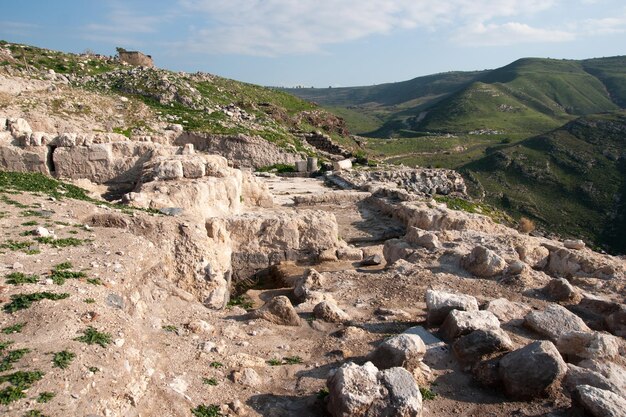 Zdjęcie sceniczny widok skalistych gór na tle nieba