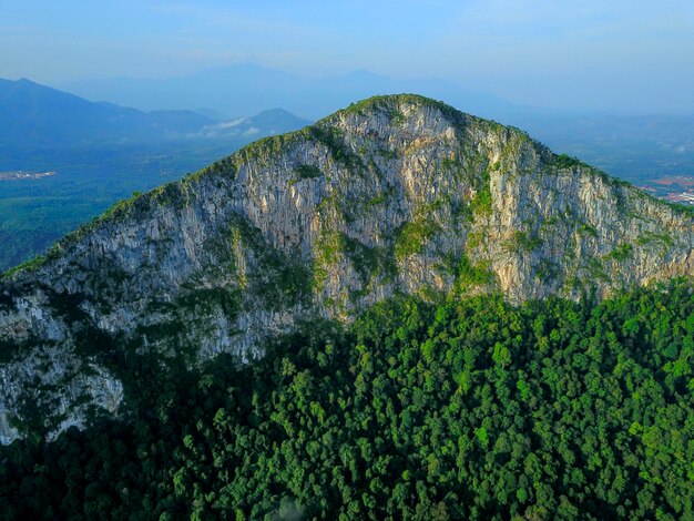 Zdjęcie sceniczny widok skalistych gór na tle nieba