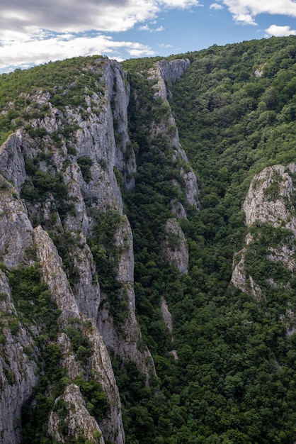 Zdjęcie sceniczny widok skalistych gór na tle nieba