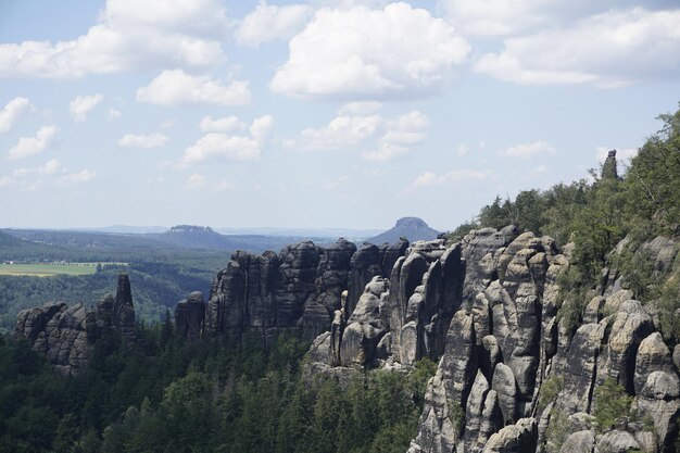 Zdjęcie sceniczny widok skalistych gór na tle nieba