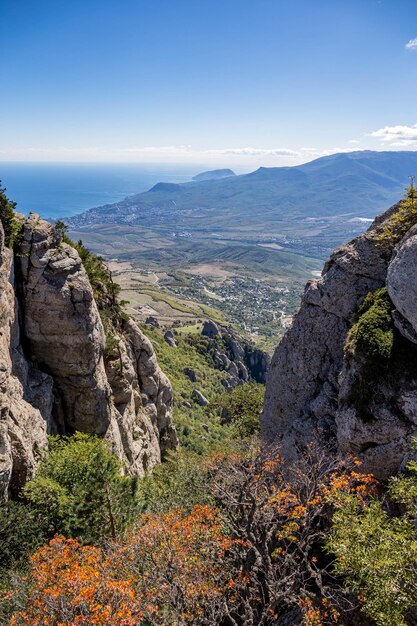 Zdjęcie sceniczny widok skalistych gór na tle nieba