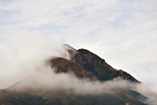 Sceniczny widok skalistych gór na tle nieba
