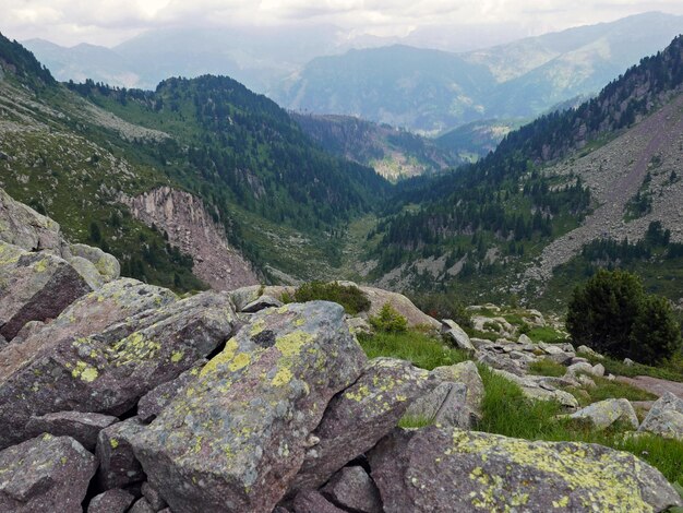 Sceniczny widok skalistych gór na tle nieba