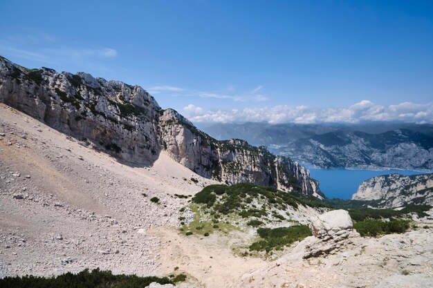 Sceniczny widok skalistych gór na tle nieba