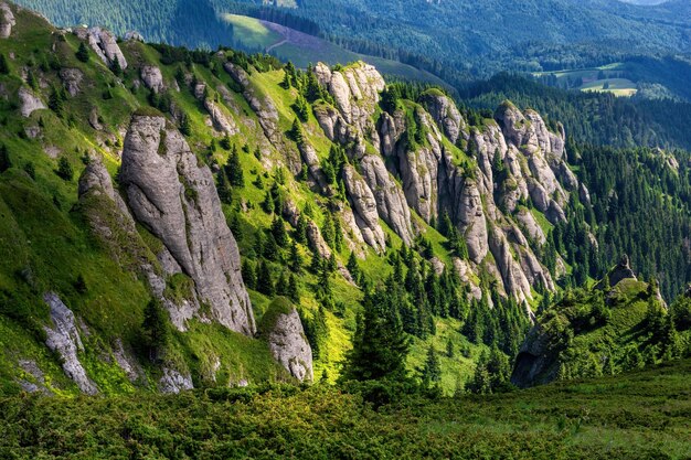 Zdjęcie sceniczny widok skalistych gór