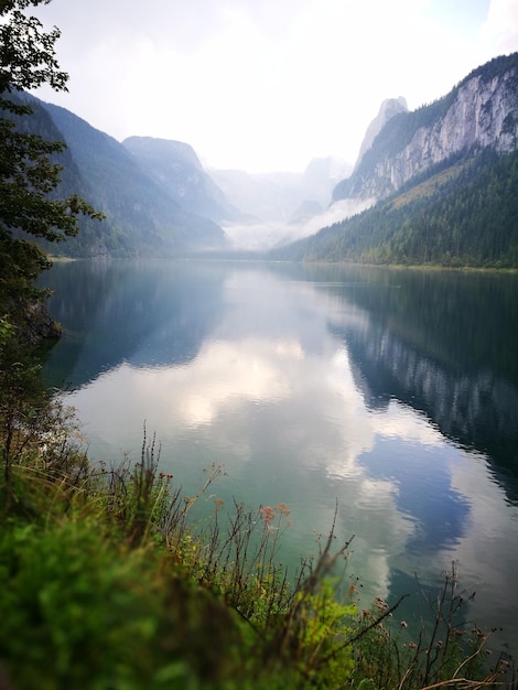 Zdjęcie sceniczny widok spokojnego jeziora i gór na tle nieba