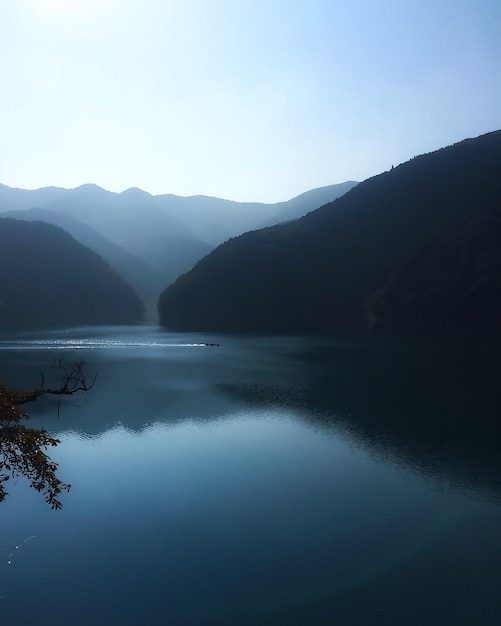 Zdjęcie sceniczny widok spokojnego jeziora na tle niebieskiego nieba