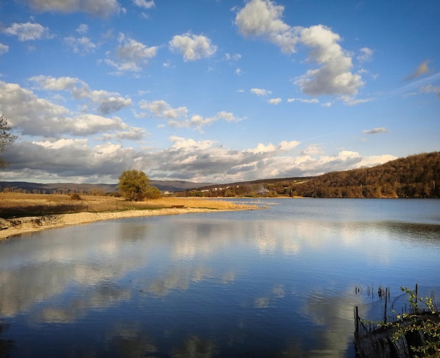 Sceniczny widok spokojnego jeziora z odbiciem chmur