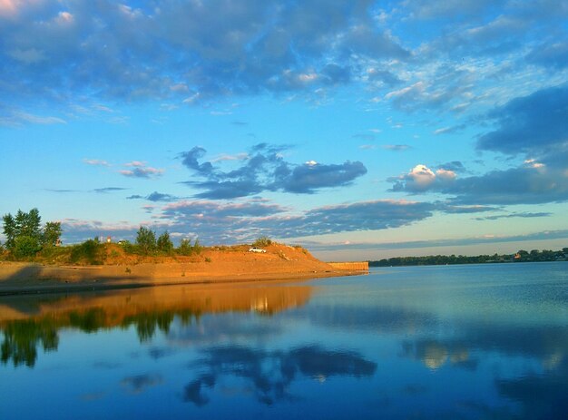 Zdjęcie sceniczny widok spokojnego jeziora