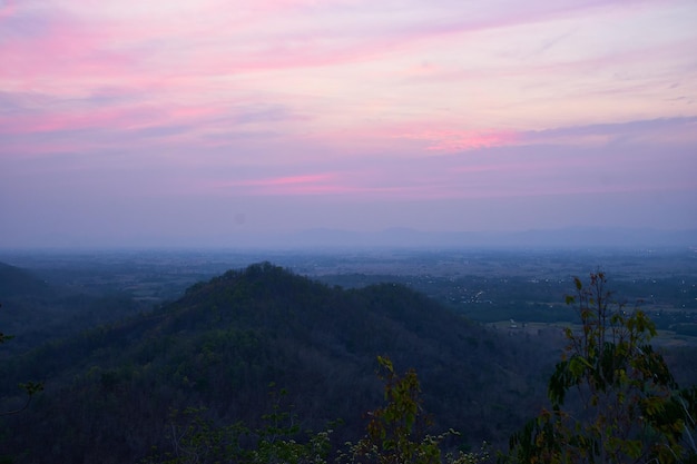 Sceniczny widok spokojnego morza na chmurnym niebie