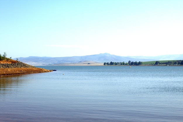 Sceniczny widok spokojnego morza na jasnym niebie