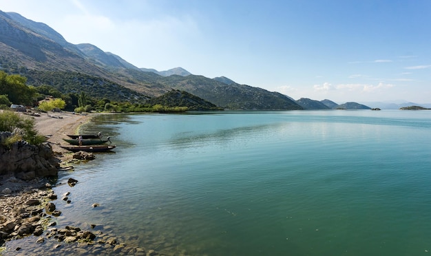 Sceniczny widok spokojnego morza na tle pasma górskiego