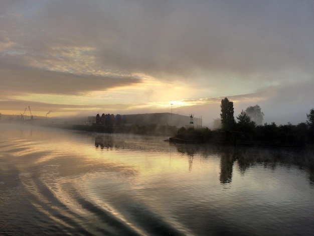 Sceniczny widok spokojnego morza o zachodzie słońca