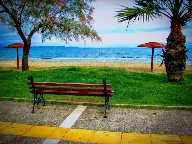 Zdjęcie sceniczny widok spokojnej plaży na chmurnym niebie