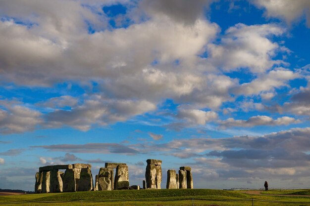 Zdjęcie sceniczny widok stonehenge na polu na tle pochmurnego nieba