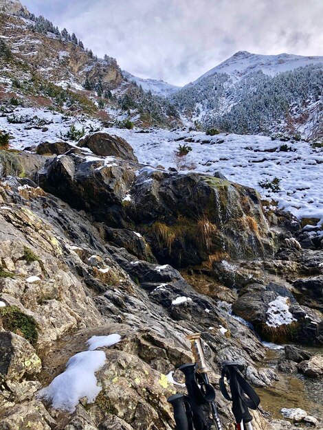 Zdjęcie sceniczny widok strumienia płynącego przez skały w zimie