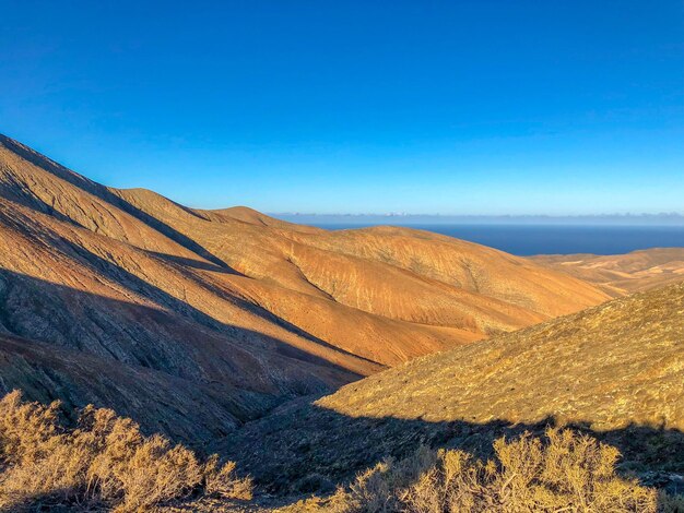 Sceniczny Widok Suchego Krajobrazu Na Tle Jasnego Niebieskiego Nieba