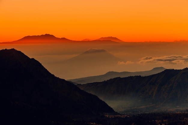 Sceniczny widok sylwetek gór na tle nieba podczas zachodu słońca