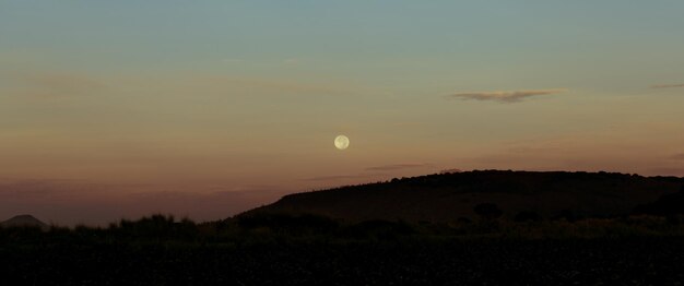 Zdjęcie sceniczny widok sylwetki góry na tle nieba podczas zachodu słońca