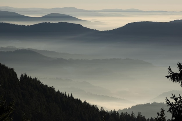 Sceniczny widok sylwetkowych gór na tle dramatycznego nieba