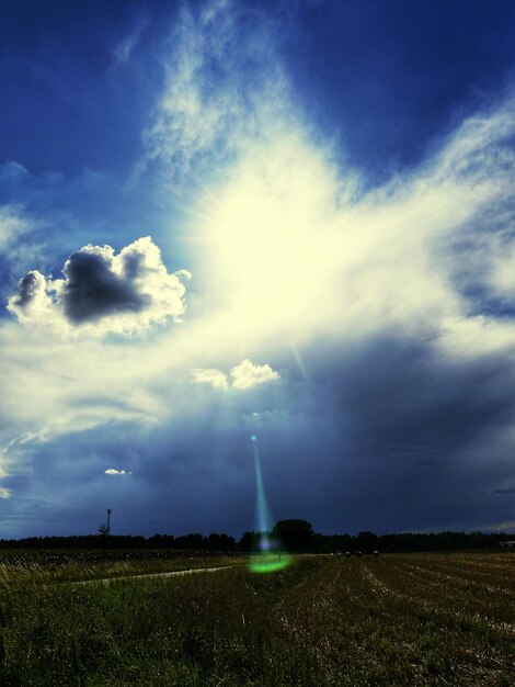Zdjęcie sceniczny widok trawiastego pola na chmurnym niebie