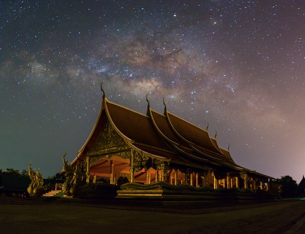 Sceniczny widok Wat Sirindhornwararam Ubon Ratchathani, Tajlandia.