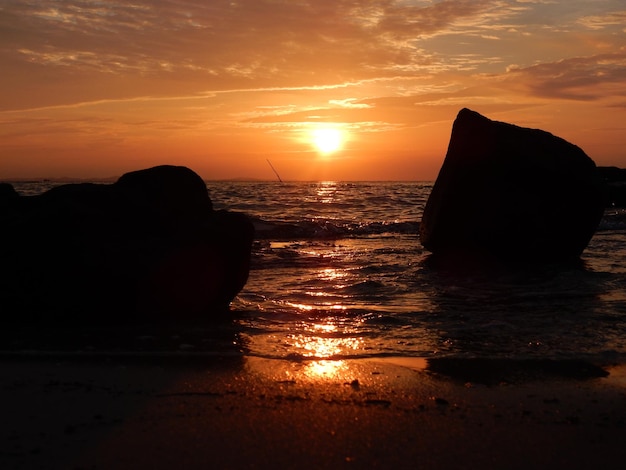 Zdjęcie sceniczny widok zachodu słońca nad morzem