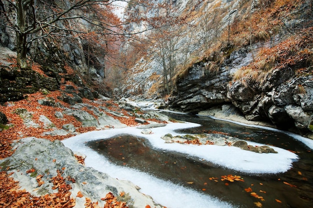 Zdjęcie sceniczny widok zamarzniętego jeziora na tle nieba w zimie