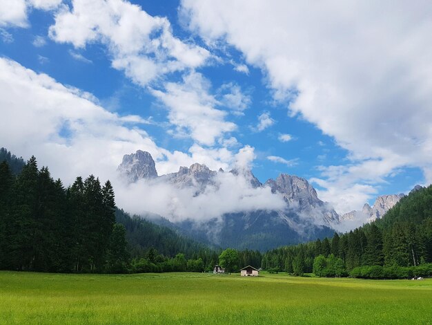 Zdjęcie sceniczny widok zielonego krajobrazu i gór na tle nieba