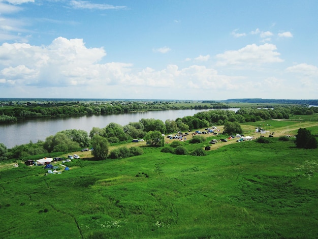 Sceniczny widok zielonego krajobrazu i morza na tle nieba