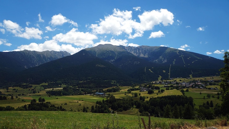 Zdjęcie sceniczny widok zielonego krajobrazu na tle nieba