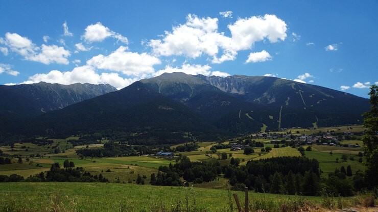 Zdjęcie sceniczny widok zielonego krajobrazu na tle nieba