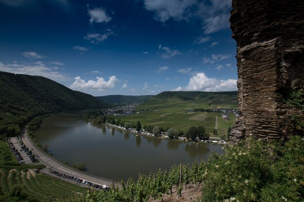 Zdjęcie sceniczny widok zielonego krajobrazu na tle nieba