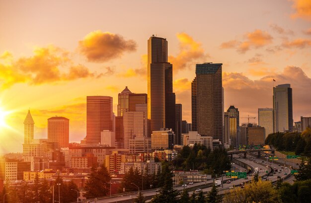 Zdjęcie sceniczny zachód słońca w seattle