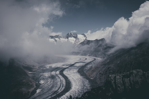 Sceny Górskie, Spacer Po Wielkim Lodowcu Aletsch, Trasa Aletsch Panoramaweg W Parku Narodowym Szwajcaria, Europa. Letni Krajobraz, Błękitne Niebo I Słoneczny Dzień