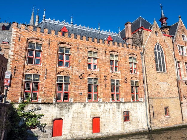 Sceny miasta Brugge w Belgii budynki mieszkalne kościół atrakcyjne i piękne sceny