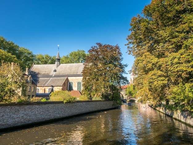 Sceny miasta Brugge w belgijskich budynkach mieszkalnych atrakcyjne i piękne sceny