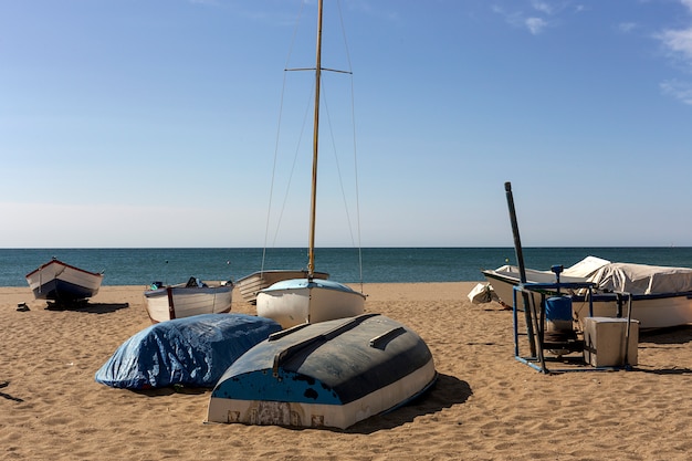 Sceny plażowe w słoneczny dzień