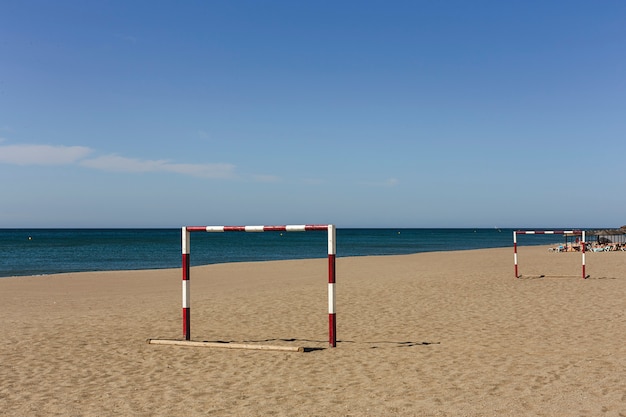 Sceny plażowe w słoneczny dzień