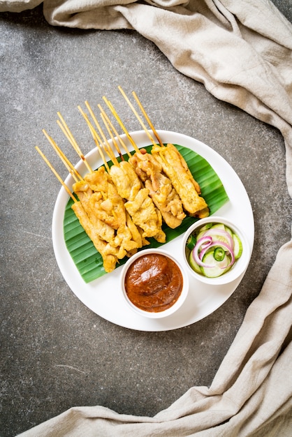 Schab satay - wieprzowina z grilla podawana z sosem orzechowym lub sosem słodko-kwaśnym